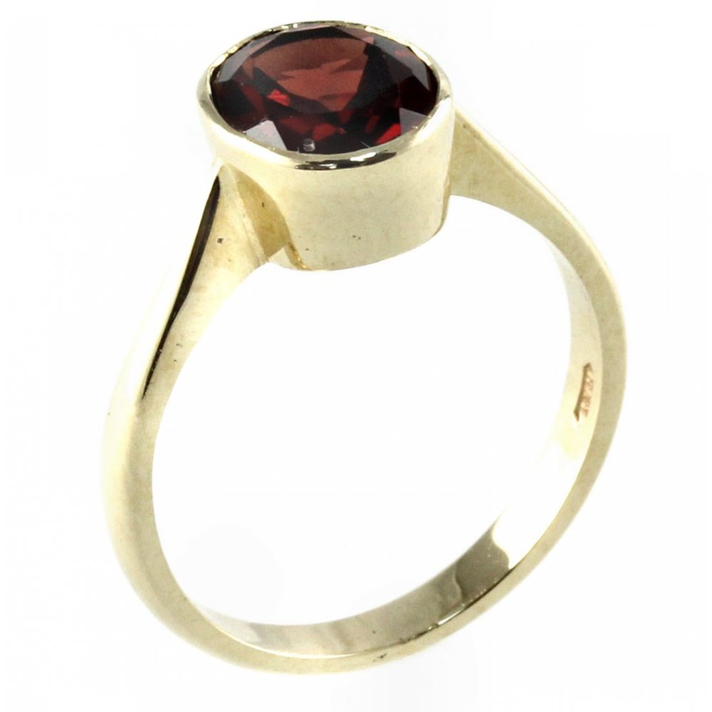 9ct yellow gold 9mm x 7mm oval garnet ring