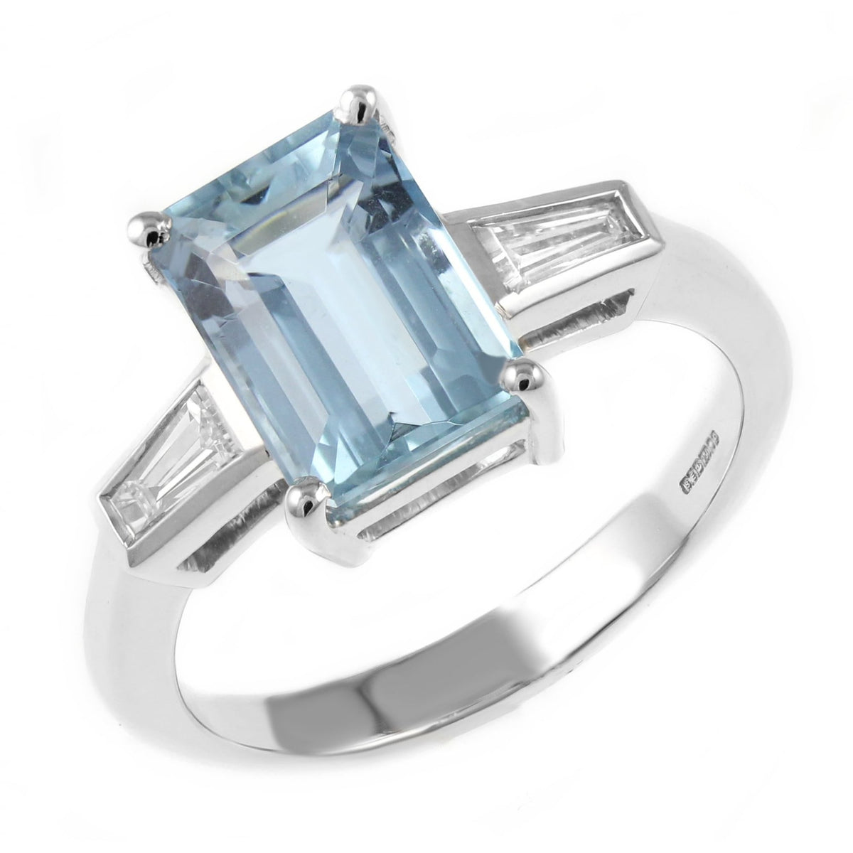 18ct white gold 1.77ct aquamarine & 0.19ct diamond ring