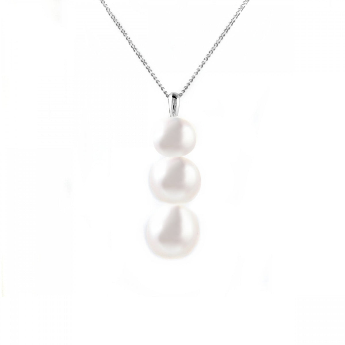 18ct white gold 6mm x 7.5mm Japanese Akoya triology pendant