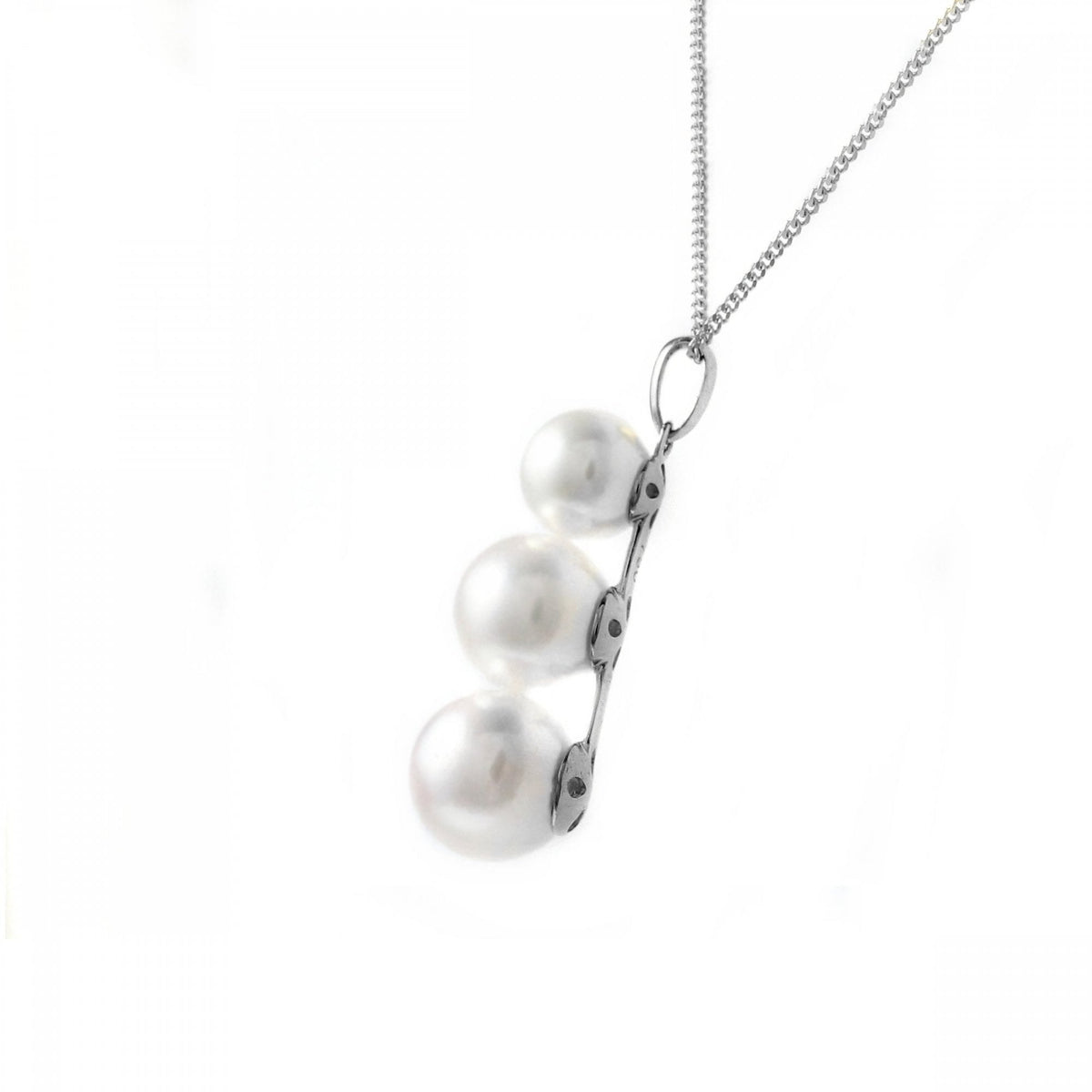 18ct white gold 6mm x 7.5mm Japanese Akoya triology pendant