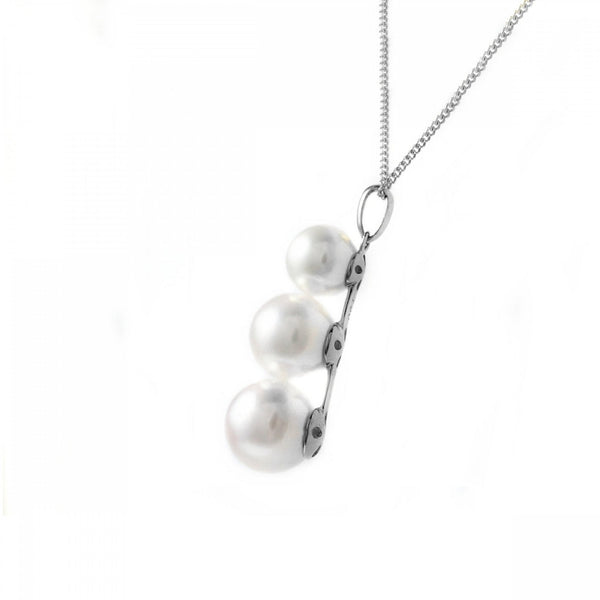 18ct white gold 6mm x 7.5mm Japanese Akoya triology pendant