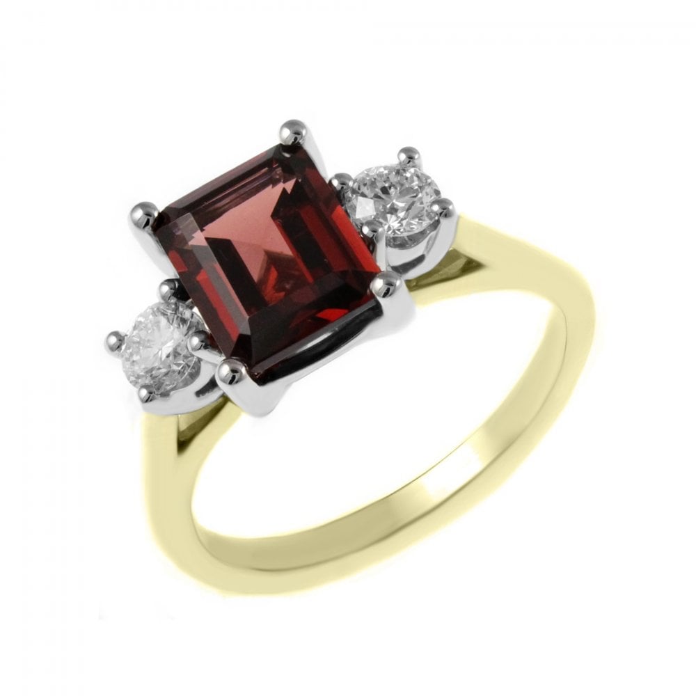 18ct yellow gold 2.53ct garnet & 0.41ct diamond 3 stone ring