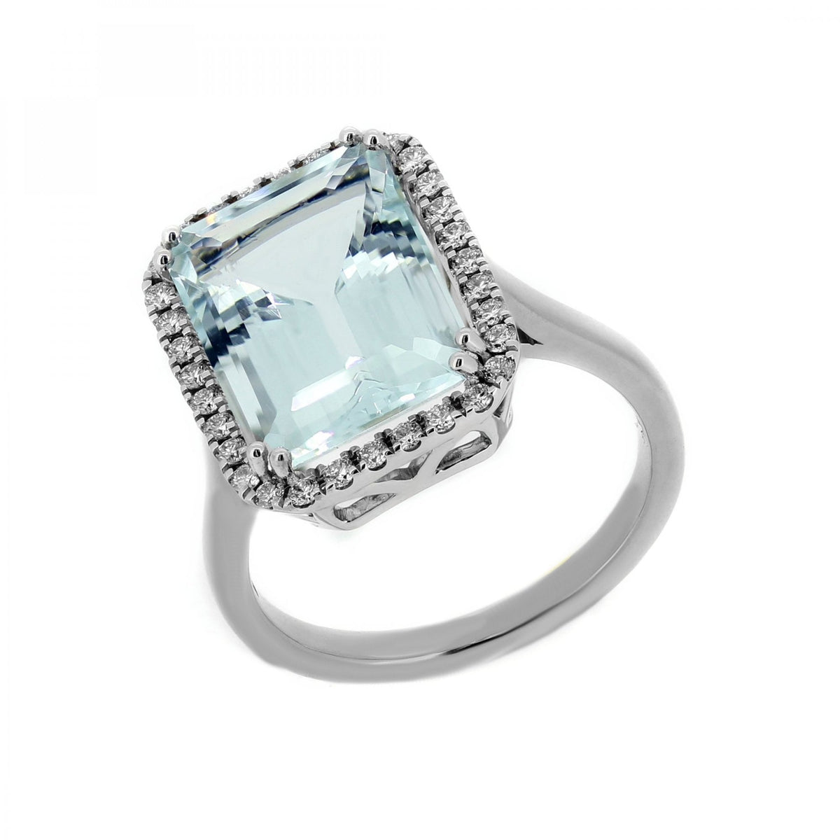 18ct white gold 6.50ct aquamarine & 0.37ct diamond ring