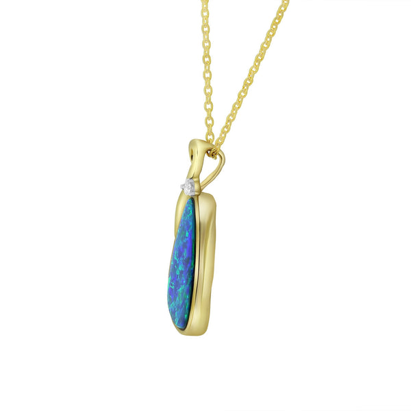 14ct yellow gold 2.73ct opal doublet & 0.02ct diamond pendant