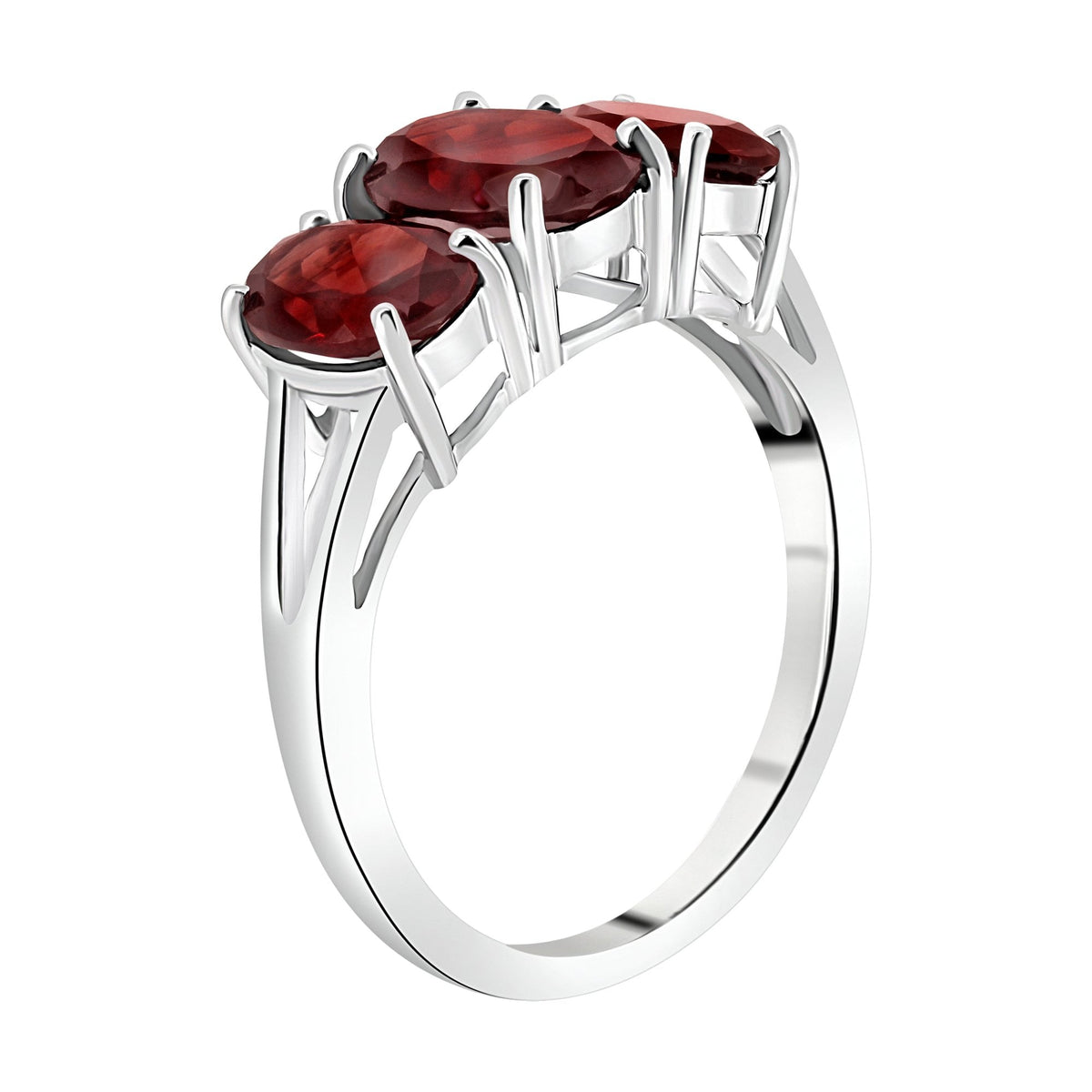 9ct white gold 8x6mm & 7x5mm garnet graduated 3 stone ring