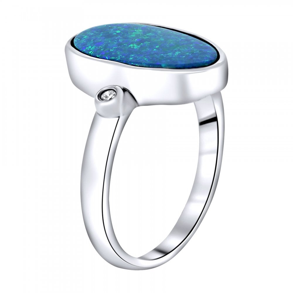 18ct white gold 2.32ct opal doublet & 0.05ct diamond ring